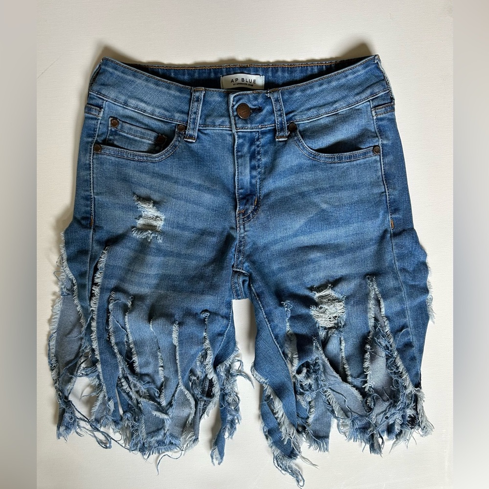 𝐀𝐏 𝐁𝐋𝐔𝐄 • frindge cut denim